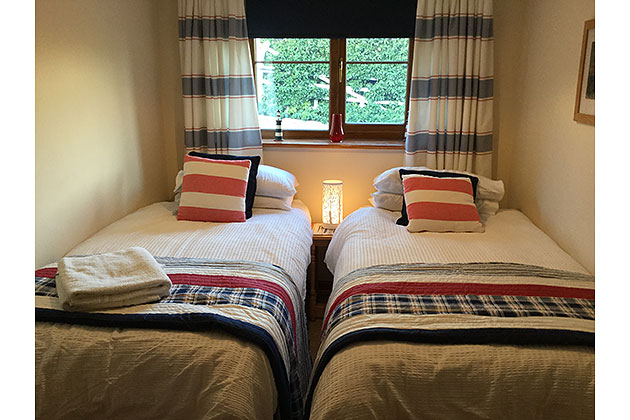 Fleet Cottage's twin bedroom