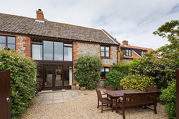 Flintstone Barn Cottage's courtyard and front