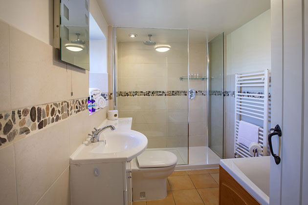 Flintstone Barn Cottage's main bathroom