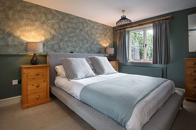 Flintstone Barn Cottage's ground floor king-size bedroom