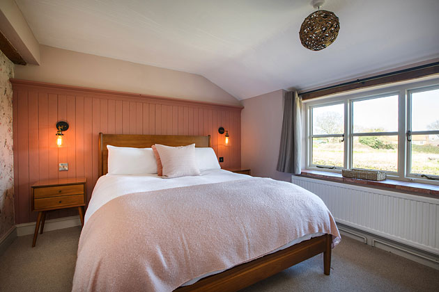 Flintstone Barn Cottage's master king size bedroom