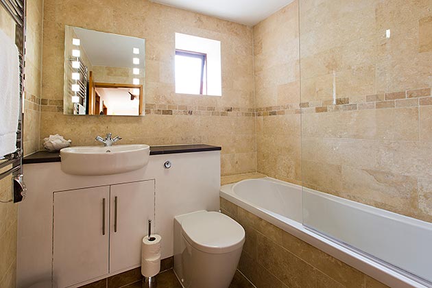 Lapwing Cottage's bathroom