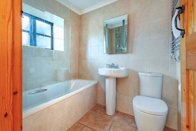 Peewit Cottage's bathroom