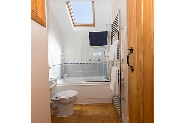 Plover Cottage's bathroom