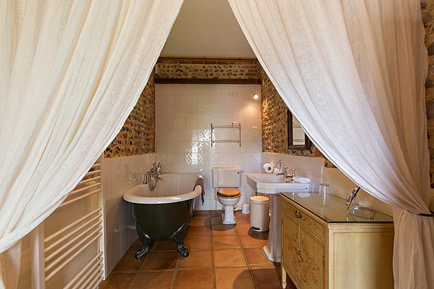 Rosedale Barn Cottage's en-suite bathroom