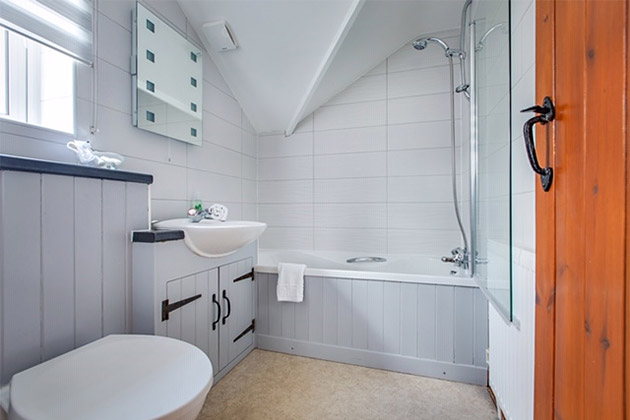 The Driftway Cottage's king size bedroom's en-suite bathroom