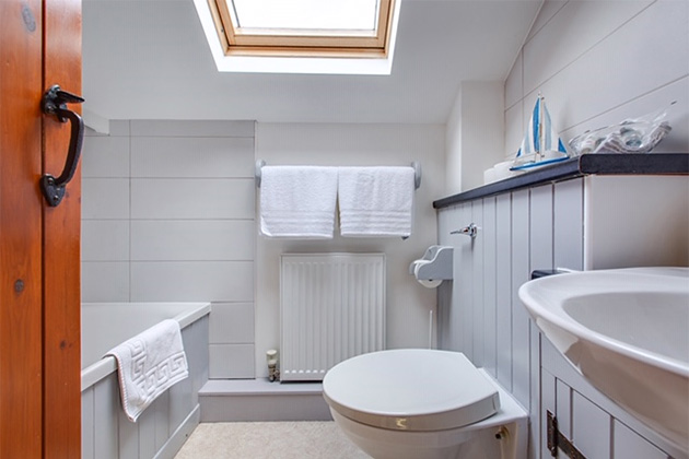 The Driftway Cottage's twin-bed bedroom's en-suite bathroom