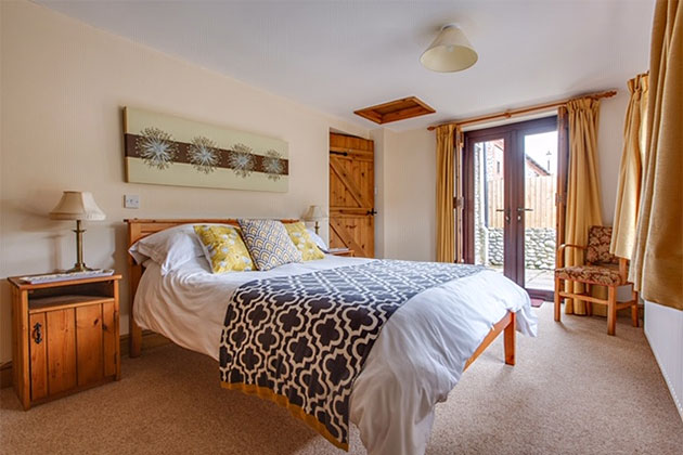 Old Flint Barn Cottage's king-size bedroom