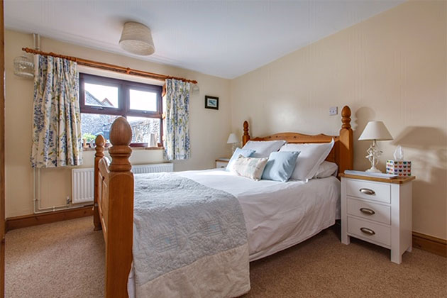 Old Flint Barn Cottage's king size bedroom