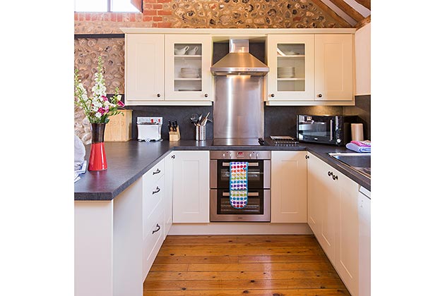 Old Flint Barn Cottage's kitchen